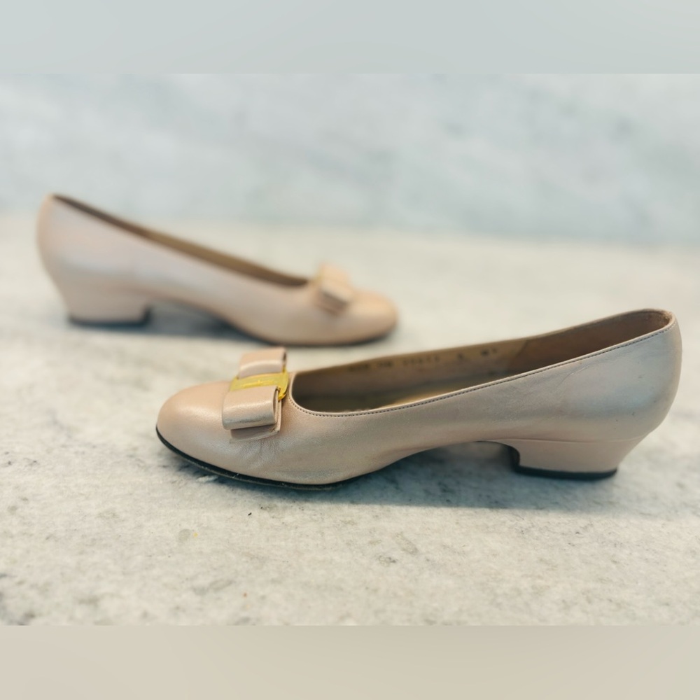 Salvatore Ferragamo Vara Bow Heels in soft pink oyster, size 6B - Picture 5 of 13